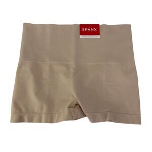 SPANX Everyday Shaping Boy Shorts Panties Size Medium Soft Nude